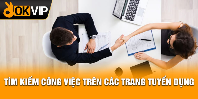 Tìm kiếm công việc trên các trang tuyển dụng